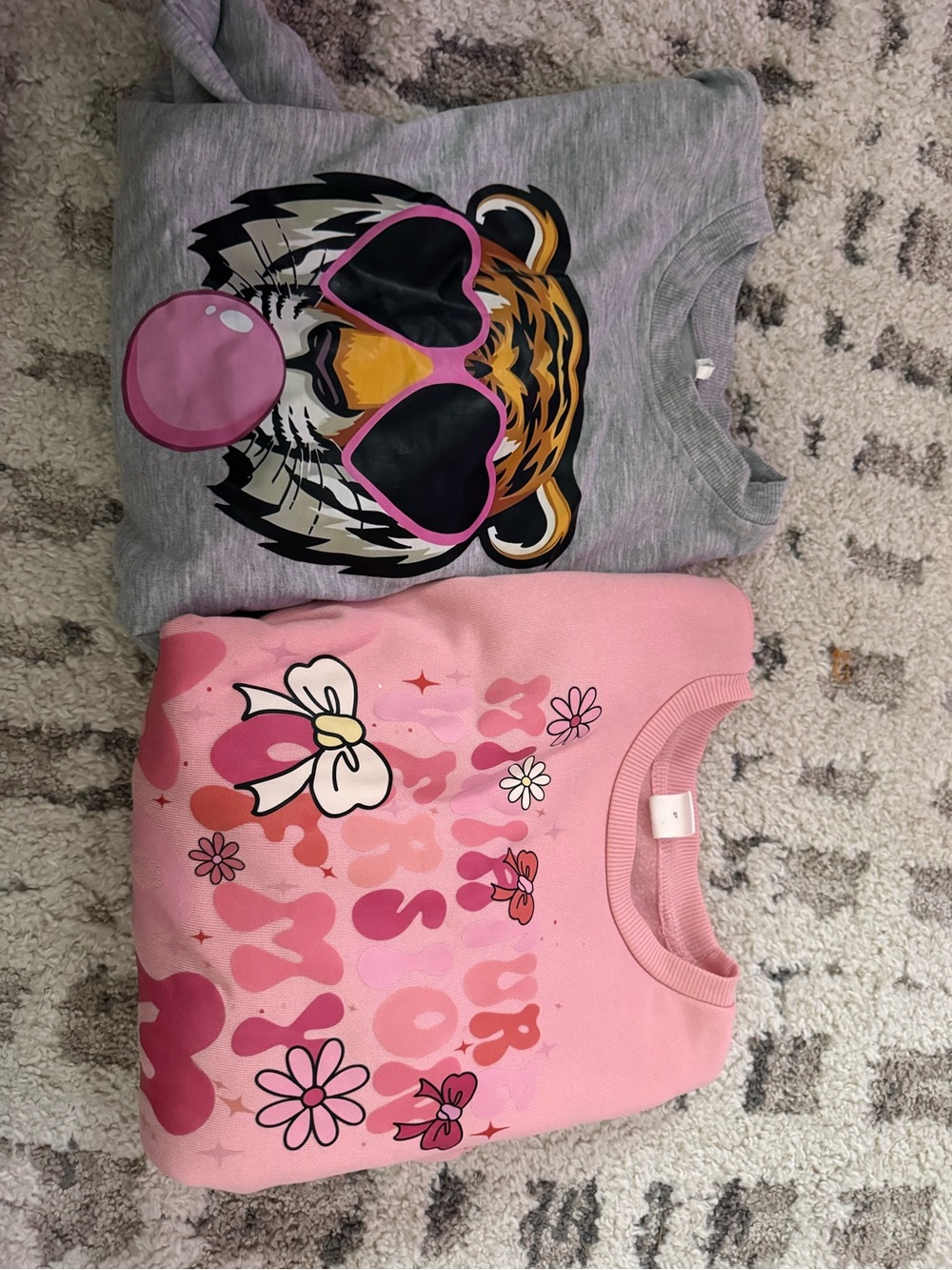 SHEIN Pink Graphic Kids Sweatshirt Set - Pink & Gray Prints